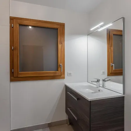 Moderne Avec 3 Chambres, Terrasse, Garage Et Services Inclus A - Fr-1-569-131