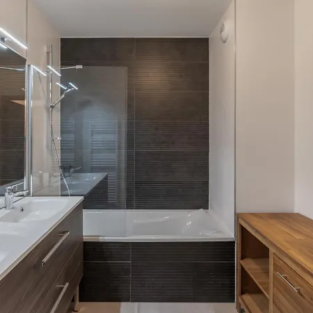 Apartment Moderne Avec 3 Chambres, Terrasse, Garage Et Services Inclus A - Fr-1-569-131 *